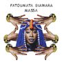 "FATOUMATA DIAWARA, MASA" in stilisierter Schrift. Eine Frau mit blauem Haar wird von Händen mit Schmuck umrahmt.