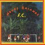 "Novos Baianos F.C." steht oben. Menschen spielen Fußball vor einem Hintergrund aus dichtem, tropischem Grün.