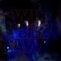 "WIL LLIW AW" in roten Konturen über einem abstrakten, dunklen, blau-schwarzen Hintergrund mit Lichtpunkten.