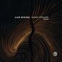 Texte: LUX DIVINA MARK PRIORE TRIO. Illustration mit geschwungenen, goldenen Linien auf schwarzem Hintergrund, Logo unten.
