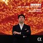 INFERNO. Czerny, Liszt, Debussy, Stravinsky, Brahms. Behzod Abduraimov. Mann vor feurigem Hintergrund, dunkler Anzug.