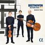 "BEETHOVEN THE PIANO TRIOS VOL.2 BUSCH TRIO." Drei Musiker in dunkler Kleidung mit Geige und Cello vor grafischem Hintergrund.