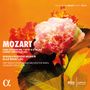 Texte: "MOZART", "PIANO CONCERTOS NOS. 1 KV 37 & 27 KV 595", "CLARINET CONCERTO KV 622", Namen und Orchester. Logo: α. Hintergrund: Bunte Blumen.