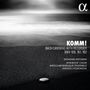 "KOMM! Bach Cantatas with Recorder BWV 106, 161, 182. Giovanni Antonini, NFM Boys’ Choir, Wrocław Baroque Ensemble."   
Ein Kiesel auf dunklem Sand unter bewölktem Himmel.