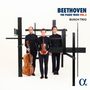 "BEETHOVEN THE PIANO TRIOS VOL.3 BUSCH TRIO" Drei Männer mit Instrumenten vor schwarzer, abstrakter Installation.