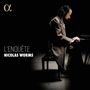 "L'ENQUÊTE, NICOLAS WORMS" steht links. Ein Mann spielt Klavier, beleuchtet von einem sanften Licht, sitzt konzentriert.