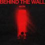 Text: "BEHIND THE WALL", "EDGAR". Eine Person vor einem roten, leuchtenden Fenster in dunkler Umgebung.