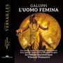GALUPPI, L’UOMO FEMINA. Person mit Zopf und goldener Kleidung hält Spiegel und Tasche, steht vor goldenem Hintergrund.