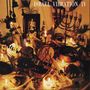 "ISRAEL VIBRATION IV"; ein Tisch mit Kerzen, Naturmaterialien, Instrumenten, religiösen Symbolen und Bildern dekoriert.