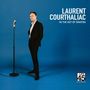 LAURENT COURTHALIAC IN THE KEY OF SINATRA. Ein Mann im Anzug lehnt an einem Mikrofonständer.