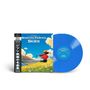 "Beneath Painted Skies" auf einem Albumcover, daneben eine blaue Vinyl. Eine Person spielt Geige auf einer Wiese.