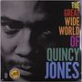 Text: "THE GREAT WIDE WORLD OF QUINCY JONES". Schwarz-Weiß-Foto eines ernsten Gesichts, bunte Schrift.