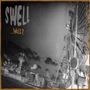 „SWELL ...Well?“ in einem grobkörnigen Schwarz-Weiß-Bild mit einem Riesenrad und Karussell.