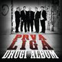 "PRVA LIGA DRUGI ALBUM" in großen Buchstaben, fünf Männer in Anzügen stehen in einem urbanen Durchgang.