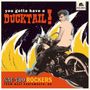 "you gotta have a DUCKTAIL!" und "NAU-VOO ROCKERS FROM WEST PORTSMOUTH, OH". Mann sitzt auf einem Motorrad. Vintage-Stil.