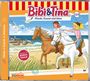 „Bibi & Tina: Pferde, Strand und Meer.“ Zwei Mädchen reiten am Strand, Möwen fliegen, Robben liegen am Ufer.