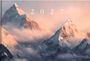 "2027" in weißen Zahlen über schneebedeckten Berggipfeln im Nebel, pastellfarbener Himmel im Hintergrund.