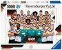 Texte: "1000", "Ravensburger Puzzle", "LET’S GO!". Logo des deutschen Fußballbundes. 24 Fußballspieler in Trikots.