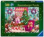 500 Ravensburger Puzzle. Weihnachtliches Wohnzimmer mit Baum, Dekorationen, Geschenken, Sessel und einem Hund.