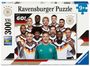 "Ravensburger Puzzle", "LET'S GO!", "XXL 300", "9+", "Premium Puzzle". Elf Fußballspieler in deutschen Trikots.