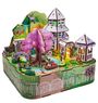 Eine bunte Illustration zeigt ein Diorama mit einem pinken Baum, Gebäuden im asiatischen Stil und kleinen figürlichen Szenen.
