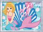 Text: "Mermaid magic". Illustration: Eine Meerjungfrau mit blonden Locken und rosa Fischschwanz vor einer blauen Muschel.