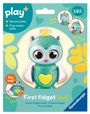 "First fidget Owl" und "18M+". Eine grüne, eulenförmige Fidget-Figur mit großen Augen und gelbem Herz. Verpackt mit buntem Design.