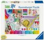 „Ravensburger Puzzle“ und „500“ in grün. Bunte Nähutensilien mit Garn, Stoffen, Maßband und Pinseln.