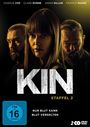 „KIN Staffel 2. Nur Blut kann Blut vergelten.“ Drei Personen, ernst blickend, vor dunklem Hintergrund.