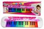 "My Music World", Spielzeugpiano mit 32 regenbogenfarbenen Tasten und runden Knöpfen, Kind auf der Verpackung.