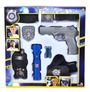 Spielzeugset für Kinder ab 3. Polizei-Abzeichen, Spielzeug-Pistole, Walkie-Talkie, Taschenlampe, Gürtel, Bilder von Kindern.