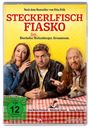"Steckerlfisch Fiasko" in roter Schrift. Drei Personen und ein Hund sitzen an einem Tisch mit rot-weißem Tuch. FSK 12.