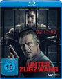 "UNTER ZUGZWANG" in Rot, zwei ernste Männer, einer mit Pistole, andere hinter Gitterstäben, Countdown: 03:17:42.