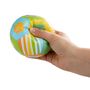 Ein Ball mit bunten Mustern, er wird von einer Hand gedrückt. Farben und Muster variieren auf den Ballflächen.