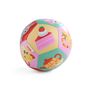 Der Text "HABA" ist auf einem bunten Kinderball mit Tier- und Kuchendesigns.