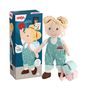 HABA, Hey Tilli, inklusive Rucksack und Wunschknopf. Stoffpuppe mit blonden Haaren und blauer Latzhose. Box im Hintergrund.