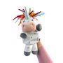 Ein Einhorn-Handpuppe mit bunter Mähne, grauen Punkten und einem lächelnden Gesicht wird gehalten.