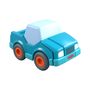 Text "HABA" auf einem Spielzeugauto. Das Auto ist blau mit orangen Rädern und einfacher, abgerundeter Form.