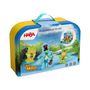 HABA, PLAY WORLD TO GO. Illustration: Biene Maja und Freunde stehen vor einem Fluss in einem Koffer mit Griff.