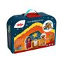 Text: "PLAY WORLD TO GO", "SPIELWELT IM KOFFER - WEIHNACHTSKRIPPE." Illustration einer Krippenszene mit Figuren und Stern.