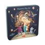 Text: "Magnetic Play Set". Illustration: Zwei Kinder und eine Katze auf einem Planeten, umgeben von Sternen und einer Galaxie.
