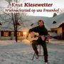 "Knut Kiesewetter, Wiehnachtstied op uns Fresenhof." Mann mit Gitarre sitzt im Schnee vor einem beleuchteten Haus.