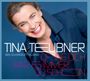 TINA TEUBNER, BEN SUIJKERBUYK KLAVIER, OHNE DICH WAR ES IMMER... SO SCHÖN. Lachende Frau vor blauem Hintergrund.