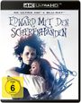 "FSK ab 6 freigegeben." "Edward mit den Scherenhänden." Ein Mann mit Scherenhänden umarmt eine Frau.