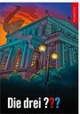 „Die drei ???“ in weiß, rot, blau. Vordergründig ein beleuchteter, historischer Bau bei Sonnenuntergang, mit Büschen.