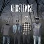 „GHOST TWIST” in weißen Buchstaben. Vier schwebende Kleidungssätze und Brillen in einem Wald ohne sichtbare Personen.