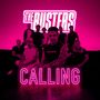 „THE BUSTERS“ und „CALLING“ in leuchtendem Pink. Eine Gruppe von Männern in dunkler Kulisse.