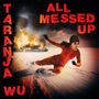 "TARANJA WU" und "ALL MESSED UP" in roten Buchstaben. Eine Person in Rot läuft auf Schnee, im Hintergrund brennende Autos.