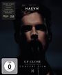 HAEVN, Dolby Atmos Edition, FSK ab 0, UP CLOSE, CONCERT FILM. Nahaufnahme eines Sängers mit Mikrofon.
