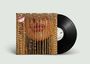 „Move on up“, „We are orphaned“, „From lethem to stardust“. Lippen hinter hängenden goldenen Ketten. Vinyl-Platte sichtbar.